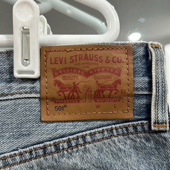 Levi’s short shorts silver buttons never worn frayed style light wash jean denim - Picture 4 of 5